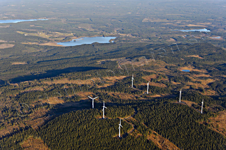 Vindkraftverk på Råshön Almåsa, arbete, drönarbilder, drönarfoto, elenergi, elkraft, elproduktion, energi, energiproduktion, flygbild, flygbilder, Flygfoto, flygfoton, höst, Jämtland, kraftproduktion, kraftverk, Landskap, miljö, miljöpåverkan, Offerdal, Råshön, vindkraft, vindkraftverk, vindmölla, vindsnurra, vindsnurror, änge