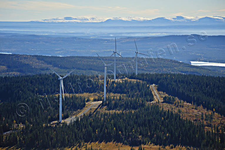 Vindkraftverk på Råshön Almåsa, arbete, drönarbilder, drönarfoto, elenergi, elkraft, elproduktion, energi, energiproduktion, flygbild, flygbilder, Flygfoto, flygfoton, Jämtland, kraftproduktion, kraftverk, Landskap, miljö, miljöpåverkan, Offerdal, Råshön, vindkraft, vindkraftverk, vindmölla, vindsnurra, vindsnurror, änge