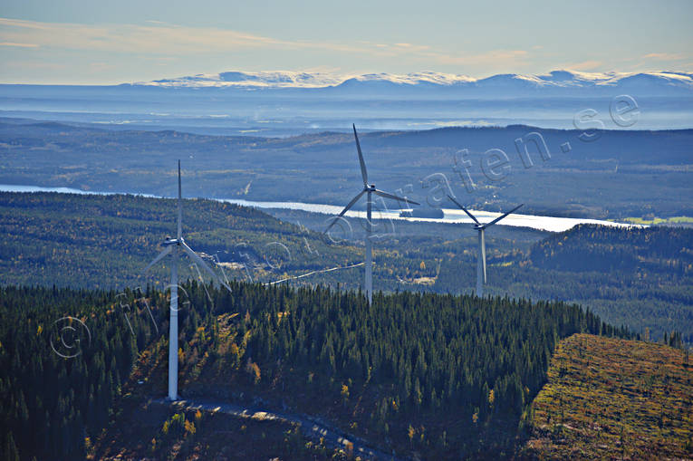Vindkraftverk på Råshön Almåsa, arbete, drönarbilder, drönarfoto, elenergi, elkraft, elproduktion, energi, energiproduktion, flygbild, flygbilder, Flygfoto, flygfoton, Jämtland, kraftproduktion, kraftverk, Landskap, miljö, miljöpåverkan, Offerdal, Råshön, vindkraft, vindkraftverk, vindmölla, vindsnurra, vindsnurror, änge