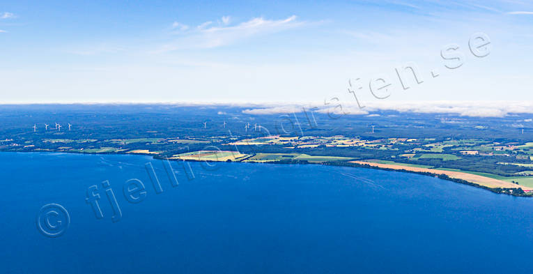Vindkraftverk vid Vättern drönarbilder, drönarfoto, flygbild, flygbilder, Flygfoto, flygfoton, Landskap, sommar, strand, vindkraftverk, vindsnurror, Västergötland, vättern, Vätterns