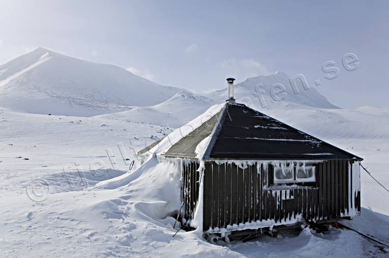 byggnader, fjllen, fjllvidder, friluftsliv, kalfjll, kurajaure, kuravagge, Kvikkjokk, Landskap, lappland, skoterled, sn, staika, stuga, vandringsled, vindskydd, vinter, vinterbild, vinterled