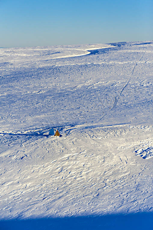 Vindskydd vid Falkfångarfjället byggnader, drönarbilder, drönarfoto, Falkfångarfjället, fjäll, fjällvidder, flygbild, flygbilder, Flygfoto, flygfoton, Jämtland, Landskap, rastskydd, raststuga, vindskydd, vinter