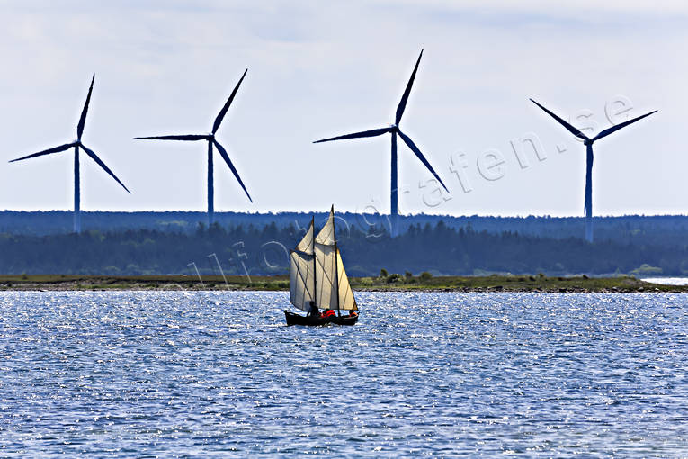allmogebåt, elkraft, elproduktion, energi, Gotland, hamn, hamnen, hav, havet, havsstrand, Klintehamn, Kovik, Landskap, natur, segelbåt, vindkraft, vindkraftpark, vindkraftverk, vindmölla, vindsnurror