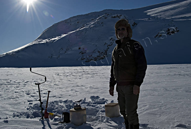 Vinterfiske på fjället Dörrsjön, fiske, fjäll, fjällfiske, isfiske, motljus, pimpel, pimpelfiske, röding, rödingfiske, sol, sportfiske, vinter, vinterfiske, vintersol