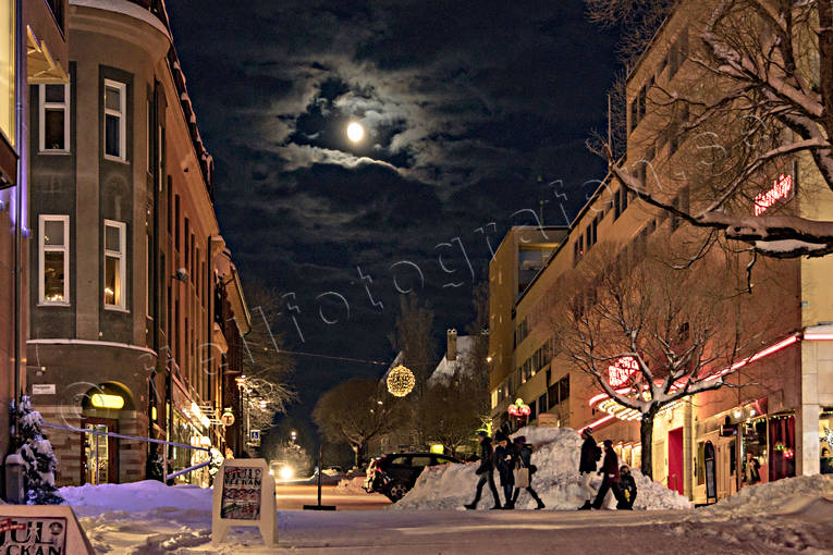 Vinterkväll i Östersund Biblioteksgatan, julstämning, Jämtland, kväll, snö, stad, städer, stämning, stämningsbild, stämningsbilder, vinter, vinterkväll, vinterstämning, Östersund