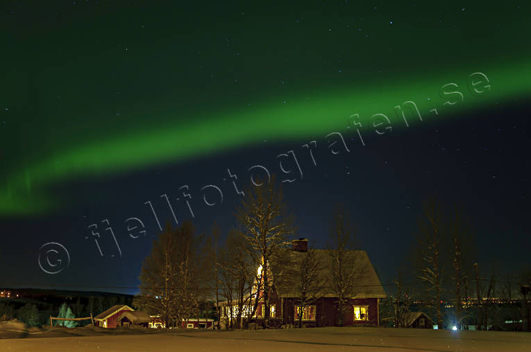 Vinternatt Norrsken över hus himlafenomen, himmel, Jämtland, natt, natur, norrsken, polarnatt, polarsken, Sörviken, vinter