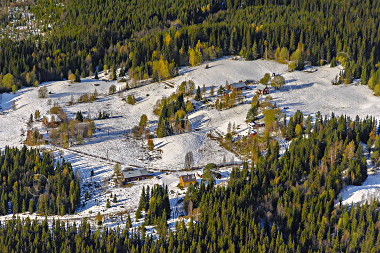 betesmark, drnarbilder, drnarfoto, flygbild, flygbilder, Flygfoto, flygfoton, frsta snn, glesbygd, grdar, hst, jordbruk, Jmtland, Landskap, Svenska Fjllen, Trngen, vinter