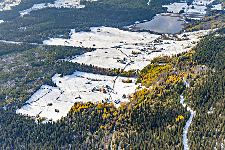 Vinterns första snö Almåsa, bondgård, byar, drönarbilder, drönarfoto, flygbild, flygbilder, Flygfoto, flygfoton, första snön, höst, höstfärger, Jämtland, Landskap, lantbruk, Offerdal, snö, årstid, årstider