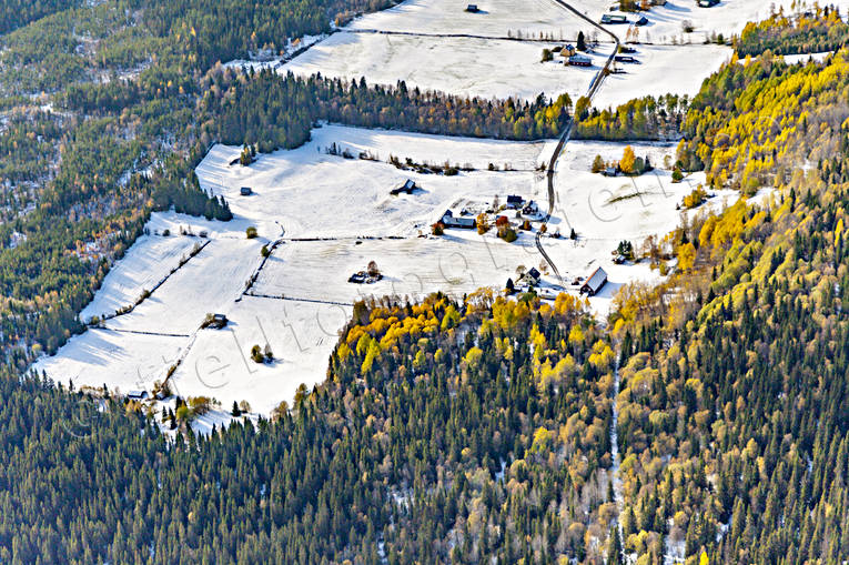 Vinterns första snö Almåsa, bondgård, byar, drönarbilder, drönarfoto, flygbild, flygbilder, Flygfoto, flygfoton, första snön, höst, höstfärger, Jämtland, Landskap, lantbruk, Offerdal, snö, årstid, årstider