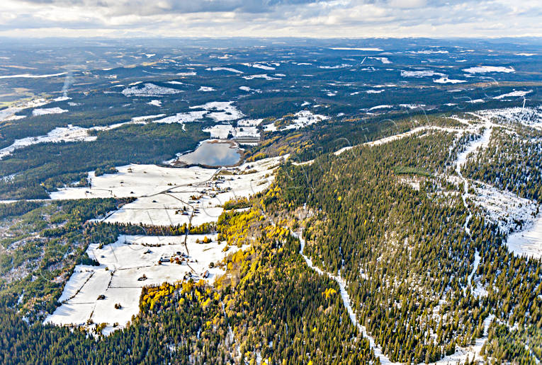 Vinterns första snö Almåsa, bondgård, byar, drönarbilder, drönarfoto, flygbild, flygbilder, Flygfoto, flygfoton, första snön, höst, höstfärger, Jämtland, Landskap, lantbruk, Offerdal, snö, årstid, årstider