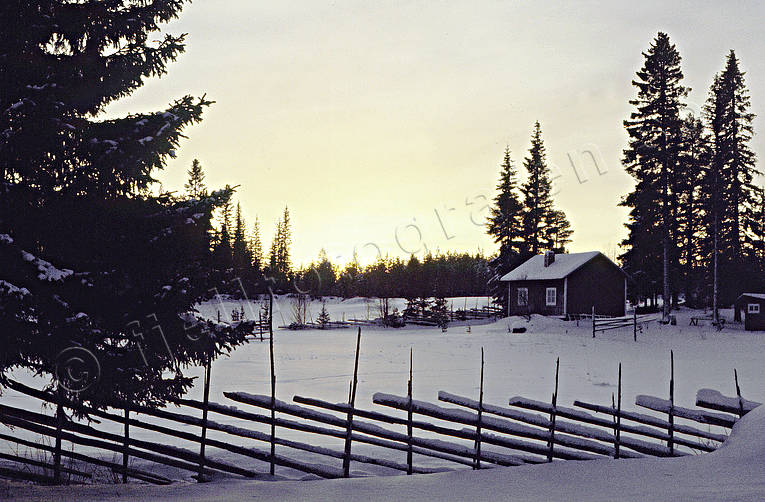 Vintervy med gärdesgård fäbod, fäbodstuga, gärdesgård, jul, julbilder, julkort, julstämning, stämning, stämningsbild, stämningsbilder, vinter, vintervy, Vålbacken, årstid, årstider