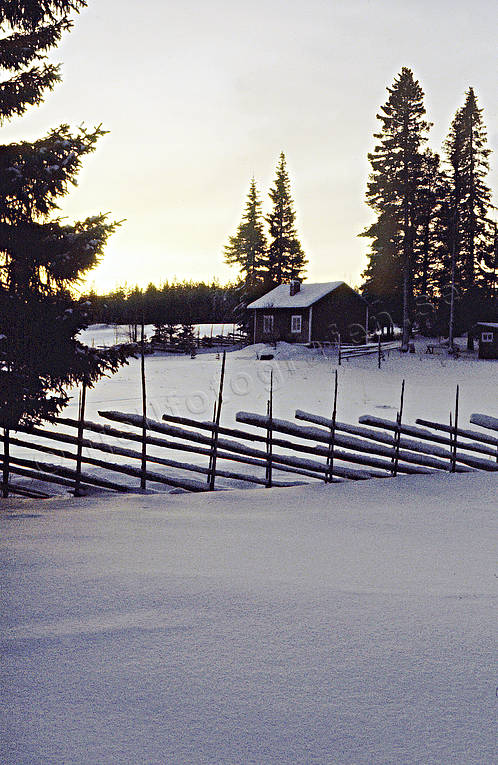 Vintervy med gärdesgård fäbod, fäbodstuga, gärdesgård, jul, julbilder, julkort, julstämning, kallt, snö, stämning, stämningsbild, stämningsbilder, vinter, vintervy, Vålbacken, årstid, årstider
