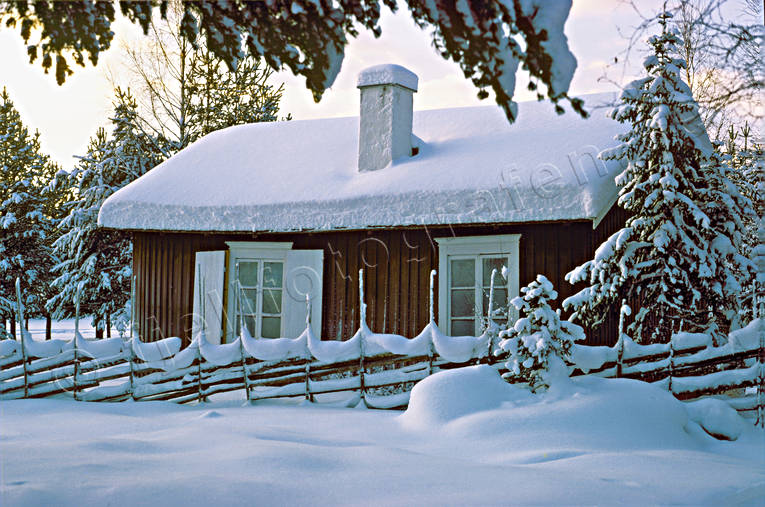 Vintervy vid fäbodstuga fäbod, fäbodstuga, jul, julbilder, julkort, julstämning, Jämtland, stugor, vinter, vintervy