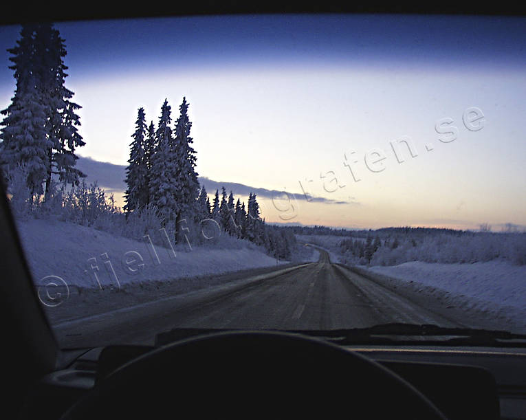 Vinterväg i skymning bilkörning, biltrafik, halka, kommunikationer, landfart, skymning, trafik, vinter, vinterväg