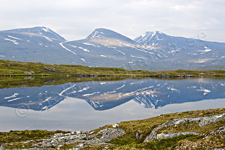 Vy från Padjelanta mot Sarek fjäll, fjällen, fjällsjö, Landskap, lappland, Padjelanta, sarek, sommar, speglas, spegling, Tjågnåristjåkkå, Vassjapakte, Vassjatjåkkå