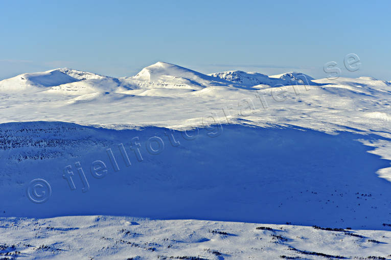 Vy mot Skarsfjället Axhögvallen, drönarbilder, drönarfoto, flygbild, flygbilder, Flygfoto, flygfoton, Härjedalen, Landskap, Skarsfjället, Stormittåkläppen, vinter