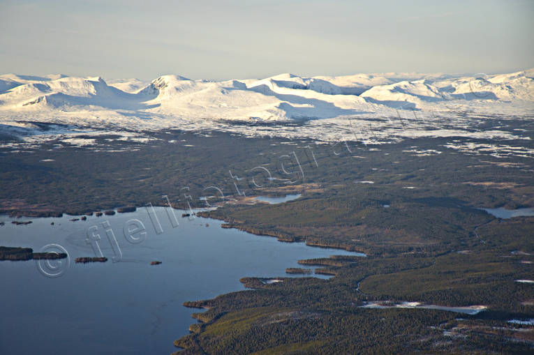 Vy mot Storsjö och Lunndörrsfjällen drönarbilder, drönarfoto, flygbild, flygbilder, Flygfoto, flygfoton, Härjedalen, höst, Landskap, Lunndörrsfjällen, Storsjö, Storsjön