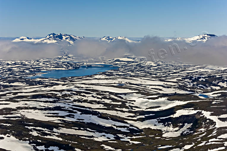 Vy mot Sulitelma från Tarraluoppalstugorna dimmoln, drönarbilder, drönarfoto, fjällen, fjällvidder, flygbild, flygbilder, Flygfoto, flygfoton, Landskap, Laponia, lappland, moln, nationalpark, Padjelanta, snöfläckar, sommar, sulitelma, Tarraluoppal