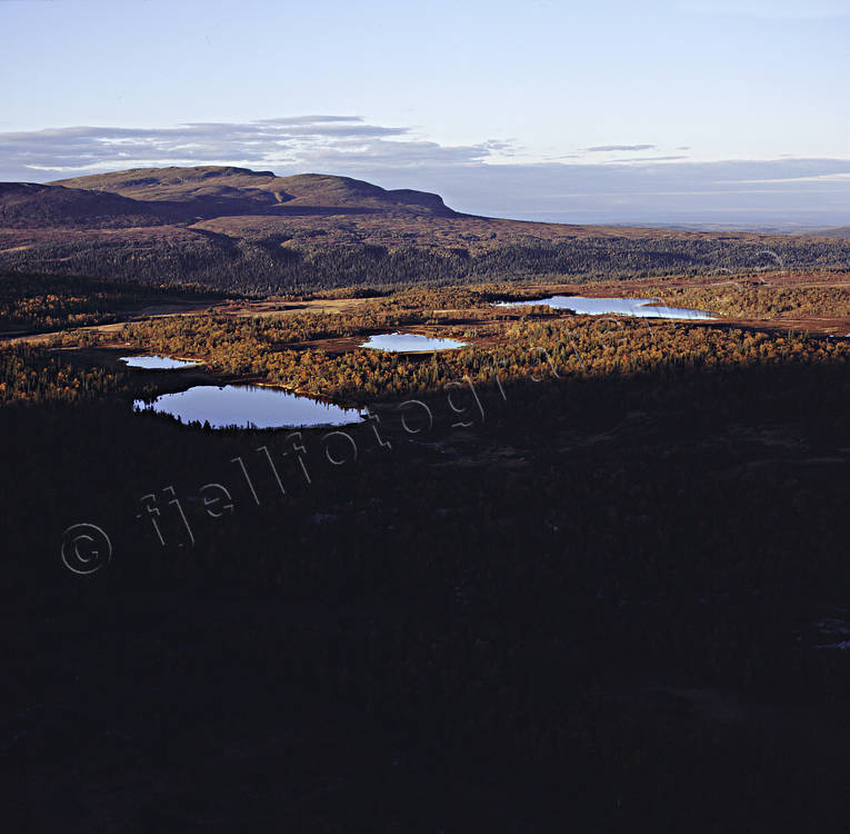 Anarisfjllen, drnarbilder, drnarfoto, Falkvalen, fjll, fjllen, fjllsjar, fjlltjrn, fjlltjrnar, flygbild, flygbilder, Flygfoto, flygfoton, Hottgsfjllet, Jmtland, kvll, kvllssol, Landskap, sjar, sommar, tjrnar