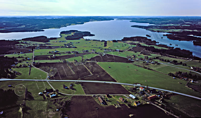 Vy över Locknebygden och Locknesjön drönarbilder, drönarfoto, flygbild, flygbilder, Flygfoto, flygfoton, Jämtland, landsbygd, Landskap, Lockne, Locknebygden, Locknesjön, odlingslandskap, vår, åkermark