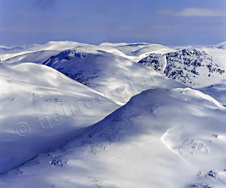 Vy över Skäckerfjällen drönarbilder, drönarfoto, fjäll, fjällen, fjälltoppar, fjällvy, flygbild, flygbilder, Flygfoto, flygfoton, Jämtland, Landskap, Skäckerfjällen, solbelysta, Svenska Fjällen, vinter, vinterfjäll