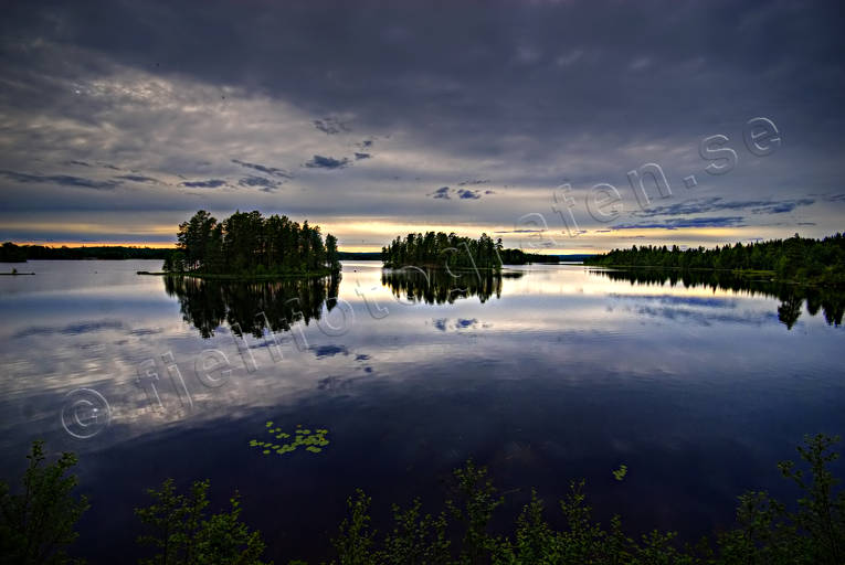 Vy över sjö med holmar holmar, holme, Landskap, markbild, Medelpad, sjö, sjöutsikt, sommar, spegelblankt, vy, årstider