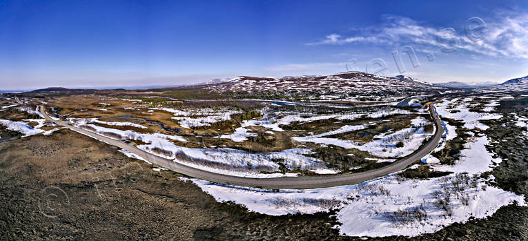 Vägen mot Storulvån Flygfoto drönarbild, drönarbilder, drönarfoto, fjällväg, flygbild, flygbilder, Flygfoto, flygfoton, Jämtland, snösmältning, Storulvån, Storulvåvägen, vår, vårfjäll, vårvinter