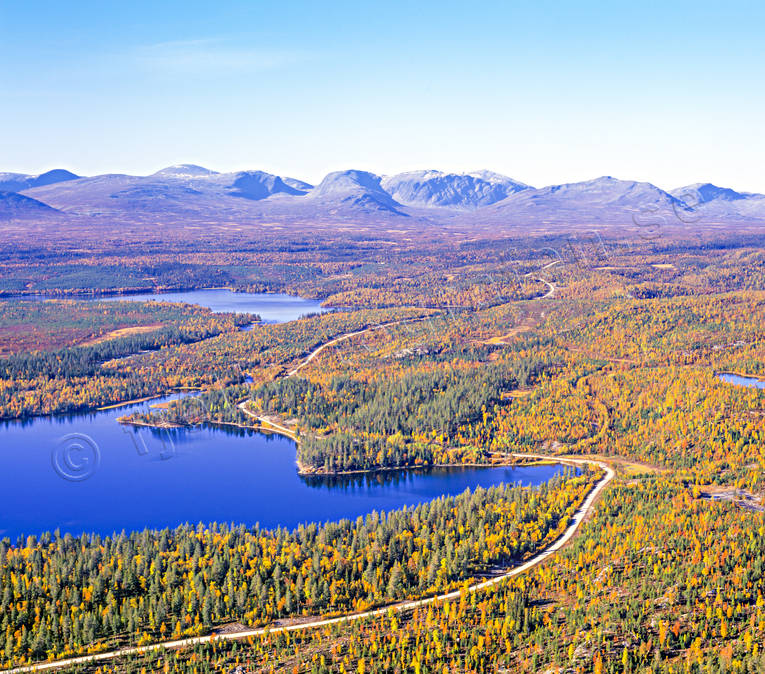 Vägen mot Tossåsvägen drönarbilder, drönarfoto, fjällbilder, FJÄLLEN, fjällväg, flygbild, flygbilder, Flygfoto, flygfoton, grusväg, Härjedalen, höst, Landskap, Lunndörrsfjällen, Tossåsen, Ytter-Röversjön, Över-Röversjön