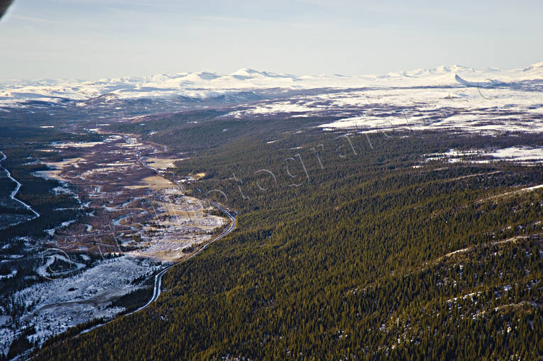 Vägen till Bruksvallarna Bruksvallarna, dalgång, drönarbilder, drönarfoto, flygbild, flygbilder, Flygfoto, flygfoton, funäsdalen, Härjedalen, höst, Landskap