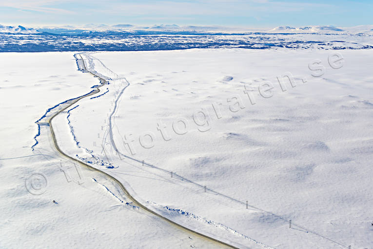 Vägen över Flatruet avlägset, avstånd, drönarbilder, drönarfoto, Flatruet, flatruetvägen, flygbild, flygbilder, Flygfoto, flygfoton, Härjedalen, kommunikationer, land, Landskap, nyplogad, plogad, vildmark, vinter, vinterväg, vita vidder, väg, årstid, årstider, öde