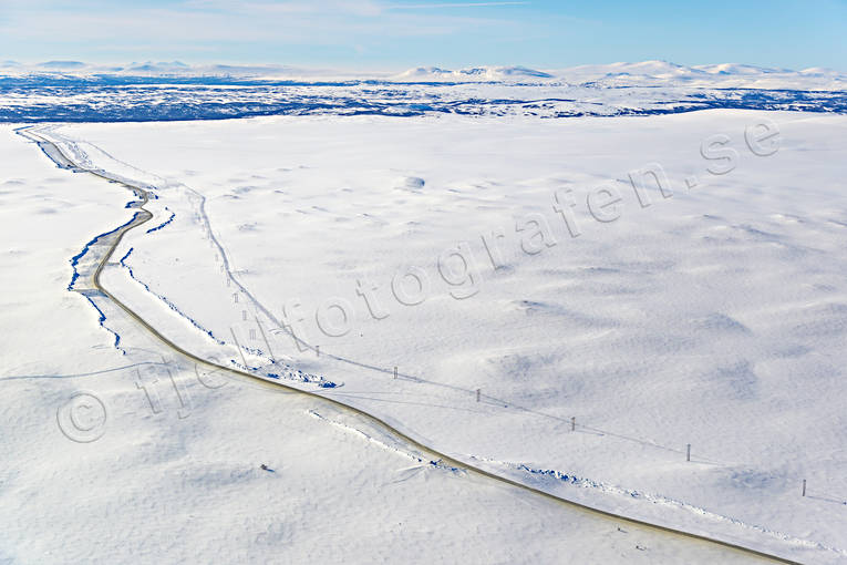 Vägen över Flatruet avlägset, avstånd, drönarbilder, drönarfoto, Flatruet, flatruetvägen, flygbild, flygbilder, Flygfoto, flygfoton, Härjedalen, kommunikationer, land, Landskap, nyplogad, plogad, vildmark, vinter, vinterväg, vita vidder, väg, årstid, årstider, öde