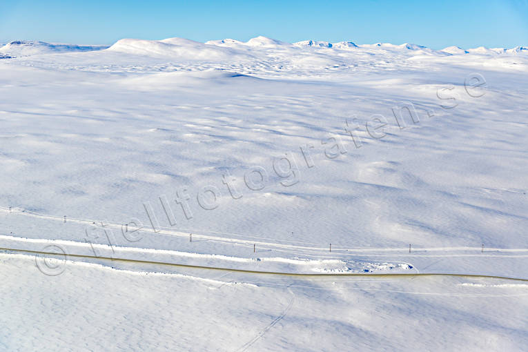 Vägen över Flatruet avlägset, avstånd, drönarbilder, drönarfoto, Flatruet, flatruetvägen, flygbild, flygbilder, Flygfoto, flygfoton, Härjedalen, kommunikationer, land, Landskap, nyplogad, plogad, vildmark, vinter, vinterväg, vita vidder, väg, årstid, årstider, öde