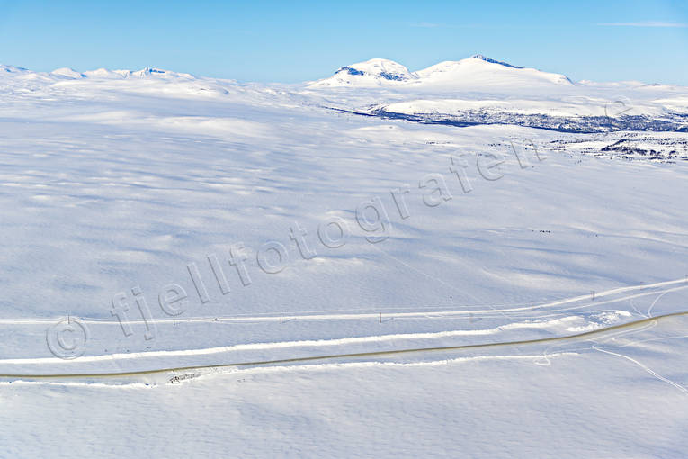 Vägen över Flatruet avlägset, avstånd, drönarbilder, drönarfoto, Flatruet, flatruetvägen, flygbild, flygbilder, Flygfoto, flygfoton, Härjedalen, kommunikationer, land, Landskap, nyplogad, plogad, vildmark, vinter, vinterväg, vita vidder, väg, årstid, årstider, öde