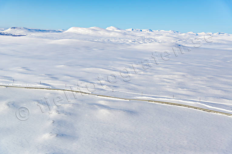 Vägen över Flatruet avlägset, avstånd, drönarbilder, drönarfoto, Flatruet, flatruetvägen, flygbild, flygbilder, Flygfoto, flygfoton, Härjedalen, kommunikationer, land, Landskap, nyplogad, plogad, vildmark, vinter, vinterväg, vita vidder, väg, årstid, årstider, öde