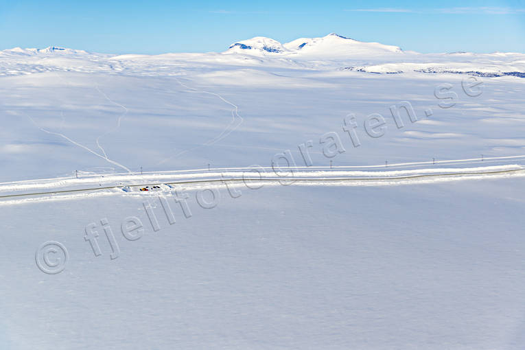 Vägen över Flatruet avlägset, avstånd, drönarbilder, drönarfoto, Flatruet, flatruetvägen, flygbild, flygbilder, Flygfoto, flygfoton, Härjedalen, kommunikationer, land, Landskap, nyplogad, plogad, vildmark, vinter, vinterväg, vita vidder, väg, årstid, årstider, öde