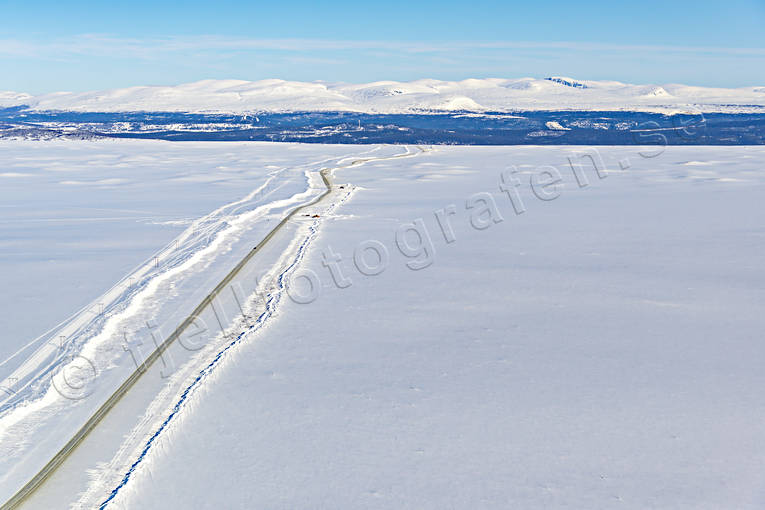 Vägen över Flatruet avlägset, avstånd, drönarbilder, drönarfoto, Flatruet, flatruetvägen, flygbild, flygbilder, Flygfoto, flygfoton, Härjedalen, kommunikationer, land, Landskap, nyplogad, plogad, vildmark, vinter, vinterväg, vita vidder, väg, årstid, årstider, öde