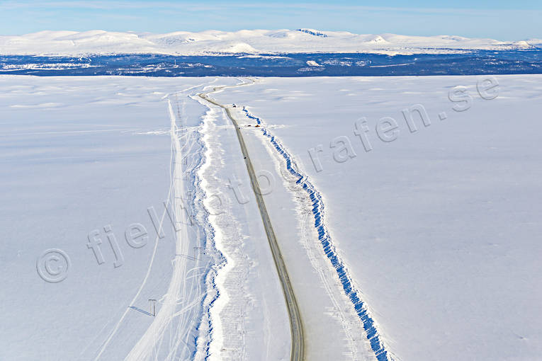 Vägen över Flatruet avlägset, avstånd, drönarbilder, drönarfoto, Flatruet, flatruetvägen, flygbild, flygbilder, Flygfoto, flygfoton, Härjedalen, kommunikationer, land, Landskap, nyplogad, plogad, vildmark, vinter, vinterväg, vita vidder, väg, årstid, årstider, öde