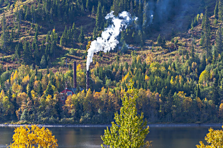Värmeverk i skogen anläggningar, fjärrvärme, Jämtland, miljö, natur, rök, sjö, skog, skorsten, utsläpp, värmeverk