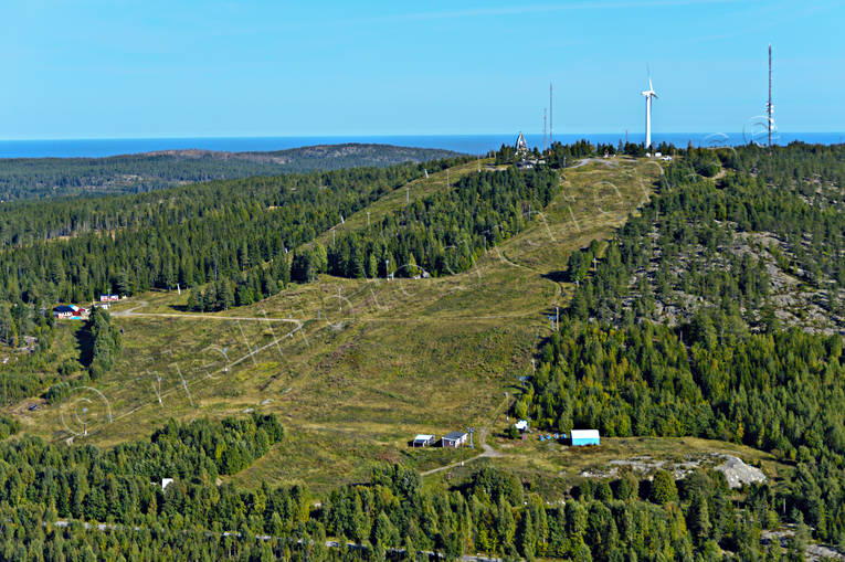 Vårdkasen slalombacke Härnösand drönarbilder, drönarfoto, flygbild, flygbilder, Flygfoto, flygfoton, Härnösand, Landskap, nedfarter, skidbacke, skidåkning, slalombacke, sommar, vindkraftverk, Vårdkasen, Ångermanland