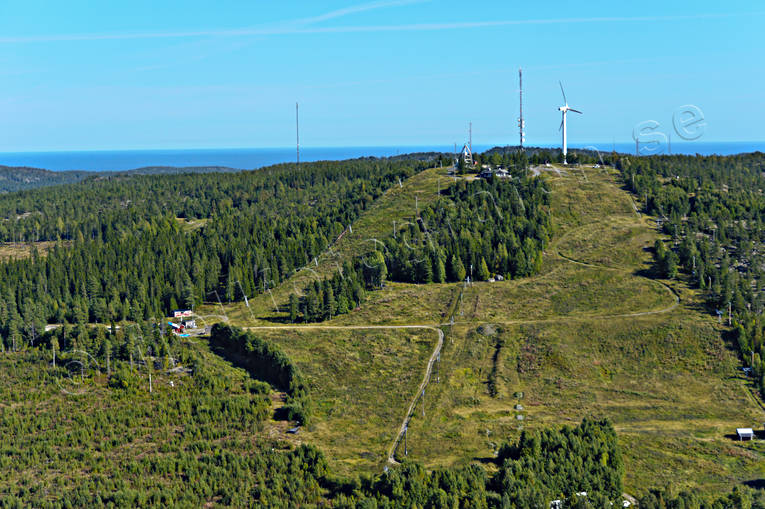 Vårdkasen slalombacke Härnösand drönarbilder, drönarfoto, flygbild, flygbilder, Flygfoto, flygfoton, Härnösand, Landskap, nedfarter, skidbacke, skidåkning, slalombacke, sommar, vindkraftverk, Vårdkasen, Ångermanland