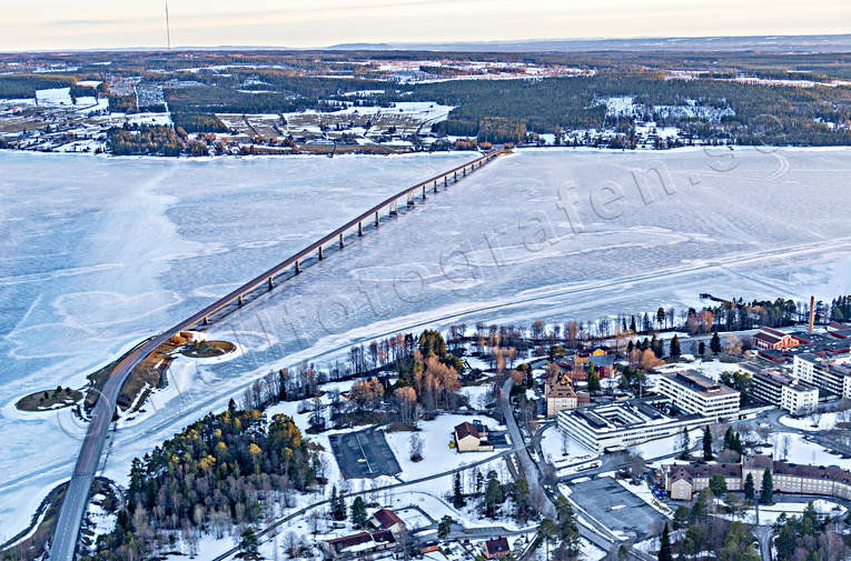 Våris vid Vallsundsbron bro, drönarbild, drönarbilder, drönarfoto, flygbild, flygbilder, Flygfoto, flygfoton, Frösö Strand, Frösöklinikerna, Frösön, Jämtland, kvällsljus, Landskap, Storsjön, städer, Vallsundet, Vallsundsbron, vår, våris