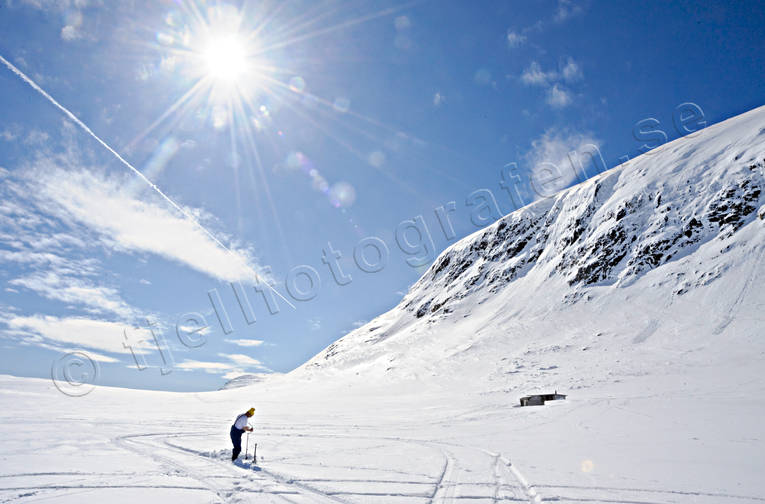 Vårvinterfiske i aprilsol blå, fiske, fjällfiske, gassande, himmel, Jämtland, kondensstrimma, Landskap, pimpelfiske, röding, sol, solsken, sportfiske, vinter, vinterfiskare, vår, vårsol, vårvinter, vårvintersol, öring