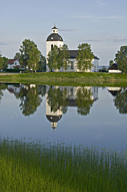 Hrjedalen, kvll, kvllsljus, kyrka, kyrkan, kyrkby, kyrkor, Norrland, samhlle, samhllen, spegling, stenkyrka, vattenspegel, Ytterhogdal