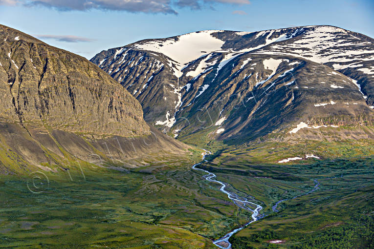 Ähpan och Lulep Basstajåhkå drönarbild, drönarbilder, drönarfoto, eroderar, erosjon, fjäll, fjälldal, flygbild, flygbilder, Flygfoto, flygfoton, Landskap, lappland, Lulep Basstajåhkå, Rinim, sarek, sommar, Ähpan