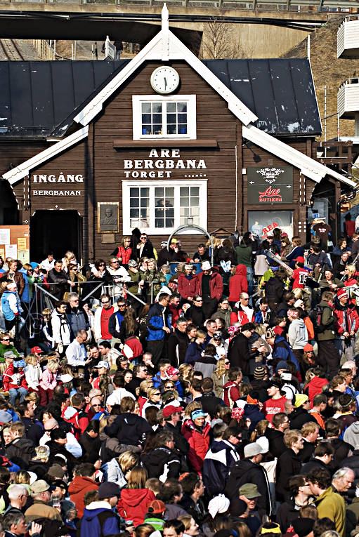 Åre Bergbana med publik anläggningar, bergbanan, byggnader, Jämtland, människor, publik, samhällen, Skutskjutet, torg, torget, Åre
