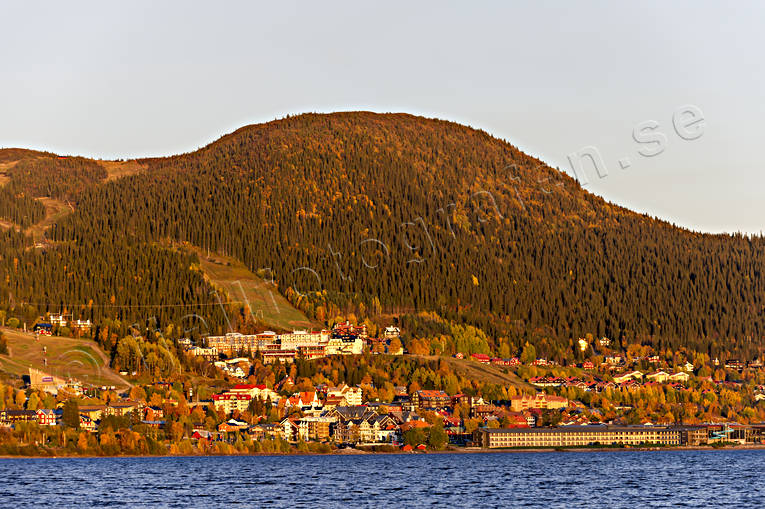 Åre by i kvällssol by, höst, Jämtland, kvällssol, Landskap, samhällen, Totthummeln, Åre, Åresjön, årstider