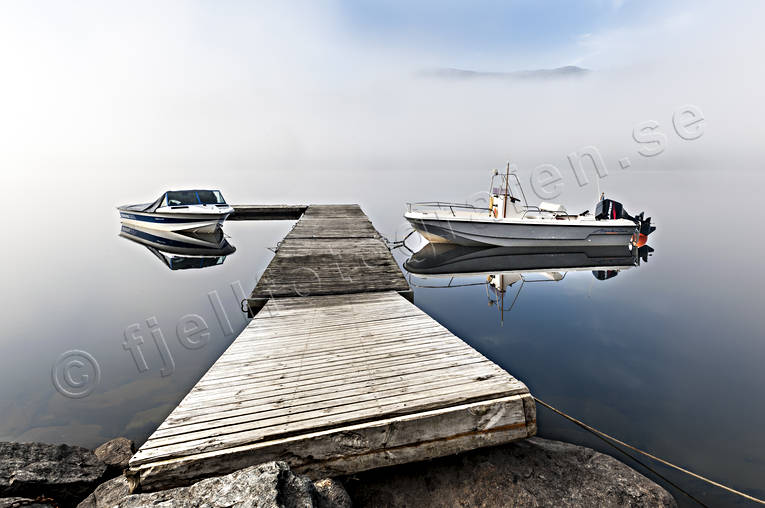 Åresjön morgondimma båtbrygga brygga, båtar, dimma, höst, Jämtland, kommunikationer, Landskap, motorbåtar, sjö, sjöfart, stilla, vatten, Åresjön, årstider