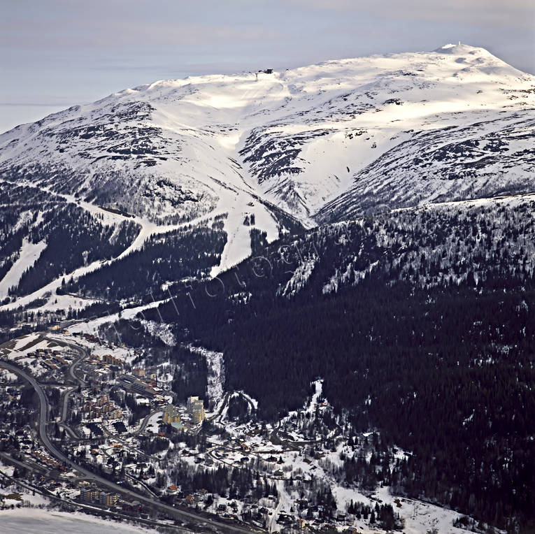 Åreskutan och Åre samhälle drönarbilder, drönarfoto, fjäll, flygbild, flygbilder, Flygfoto, flygfoton, Jämtland, kabinbana, Landskap, lift, skidbacke, skidort, vinter, vinterlandskap, Åre, Åreskutan
