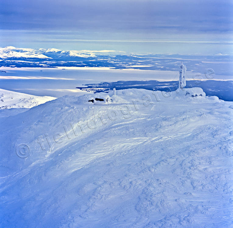 Åreskutans topp och toppstugan drönarbilder, drönarfoto, fjäll, flygbild, flygbilder, Flygfoto, flygfoton, Jämtland, Landskap, Skäckerfjällen, Toppstugan, vinter, vinterlandskap, Åreskutan