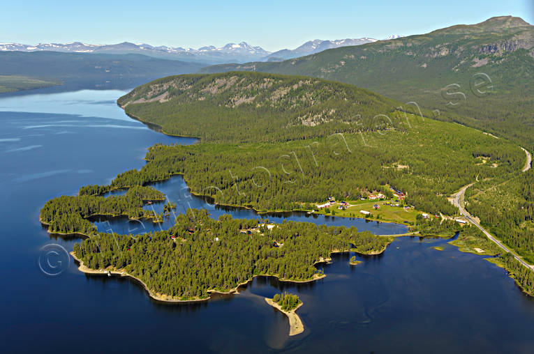 Årrenjarka Fjällby vid Saggat anläggningar, drönarbilder, drönarfoto, Ekorrudden, flygbild, flygbilder, Flygfoto, flygfoton, halvö, konferenser, Landskap, lappland, Saggat, sommar, stugby, stugor, Svenska Fjällen, Årrenjarka